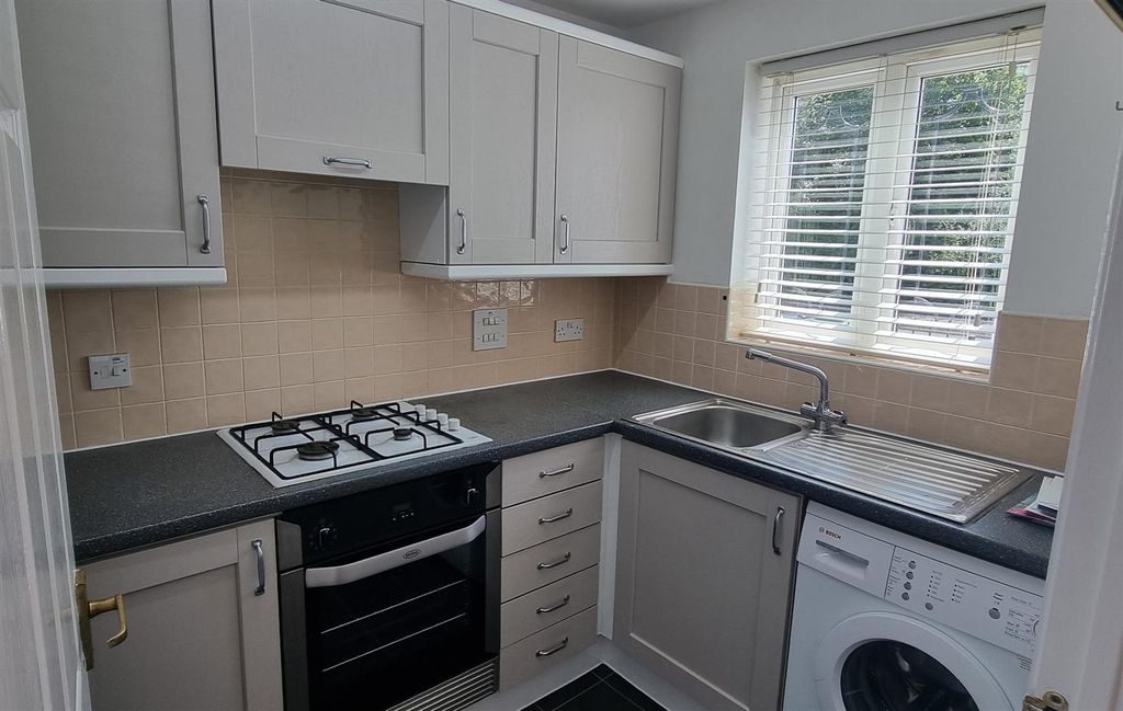 Property photo 2 of 11 Kitchen