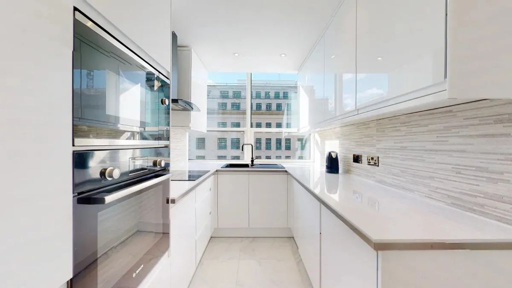 Property photo 2 of 7 Kitchen