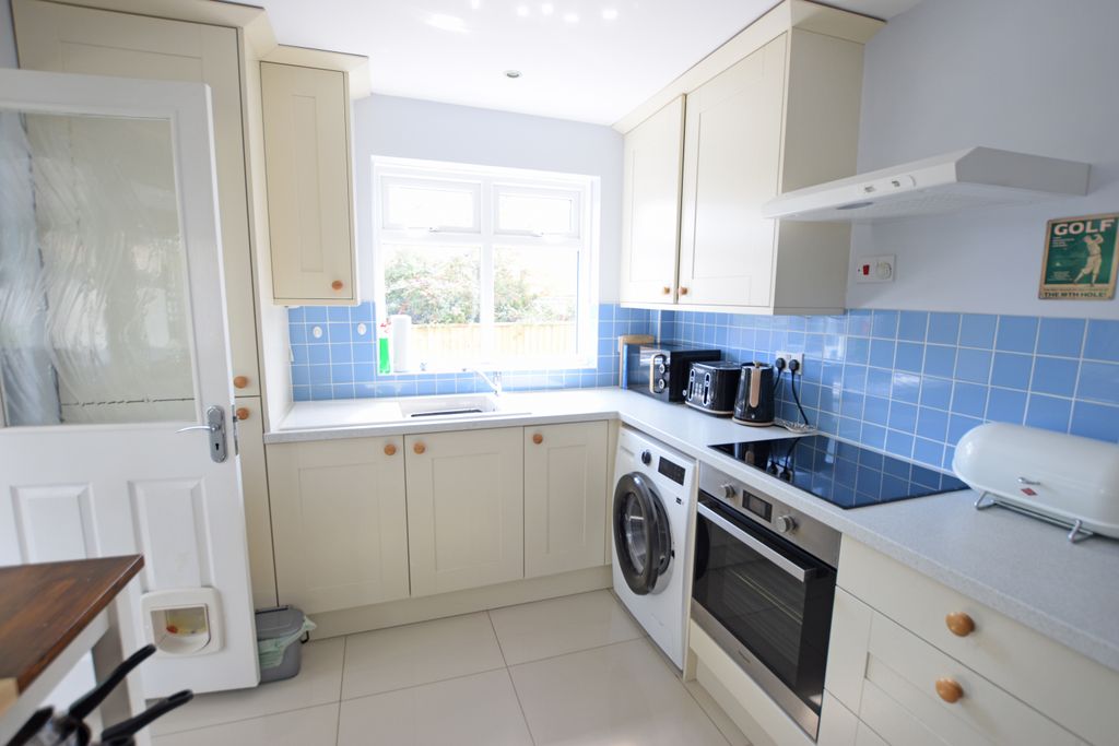 Property photo 3 of 17 Kitchen