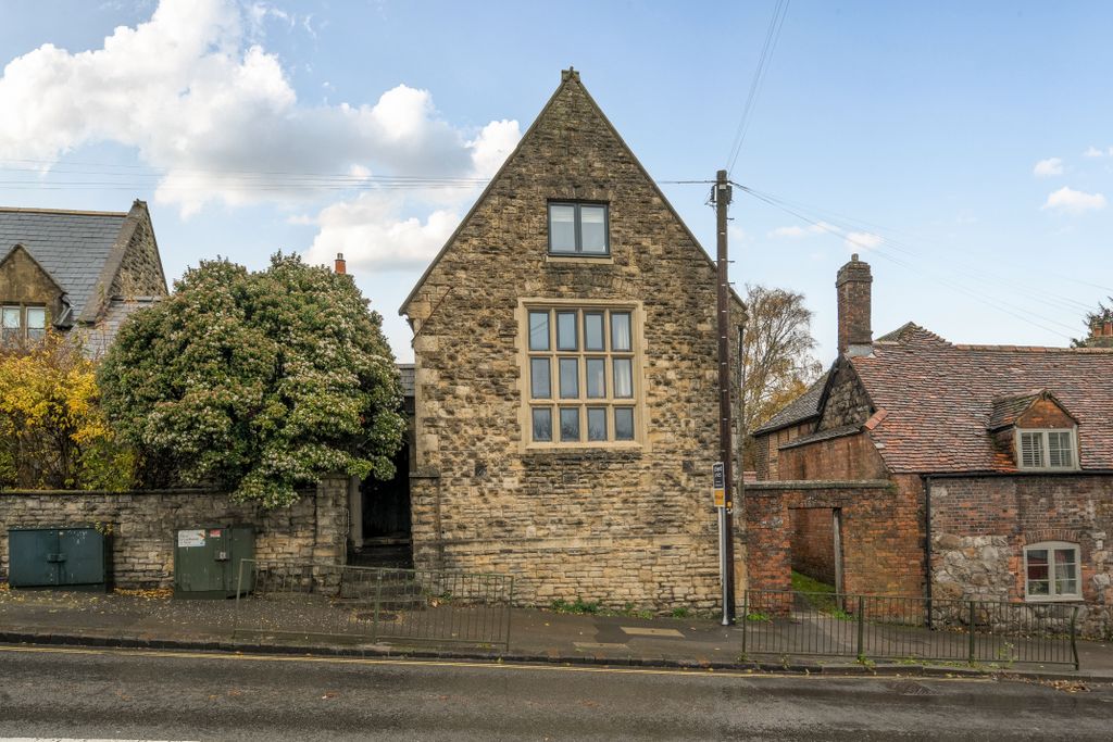 Property photo 1 of 12 137603916911d513480Eb