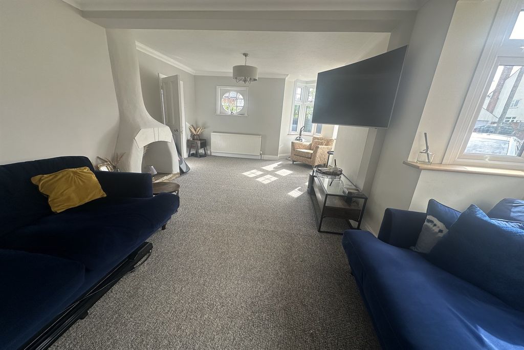 Property photo 3 of 13 Lounge