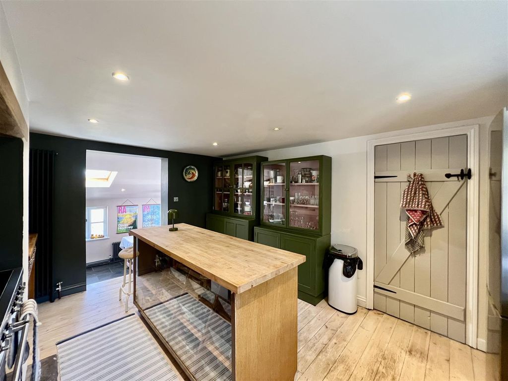 Property photo 3 of 30 Kitchen