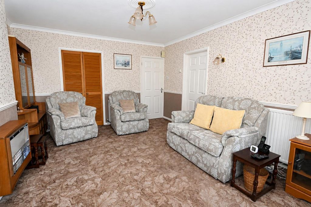 Property photo 3 of 18 Lounge