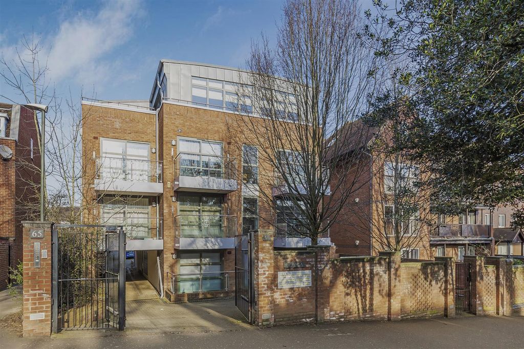 Property photo 1 of 18 Ext Iona-Sw19__18_.Jpg