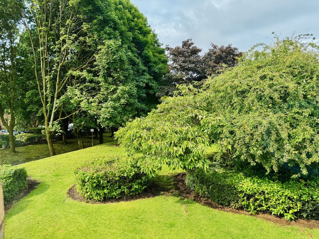 Property photo 2 of 12 Communal Garden