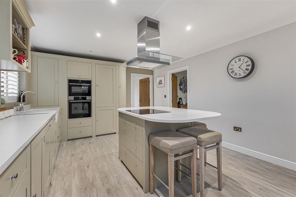 Property photo 2 of 25 Kitchen