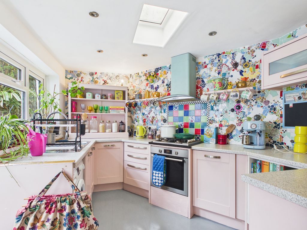 Property photo 3 of 10 Kitchen