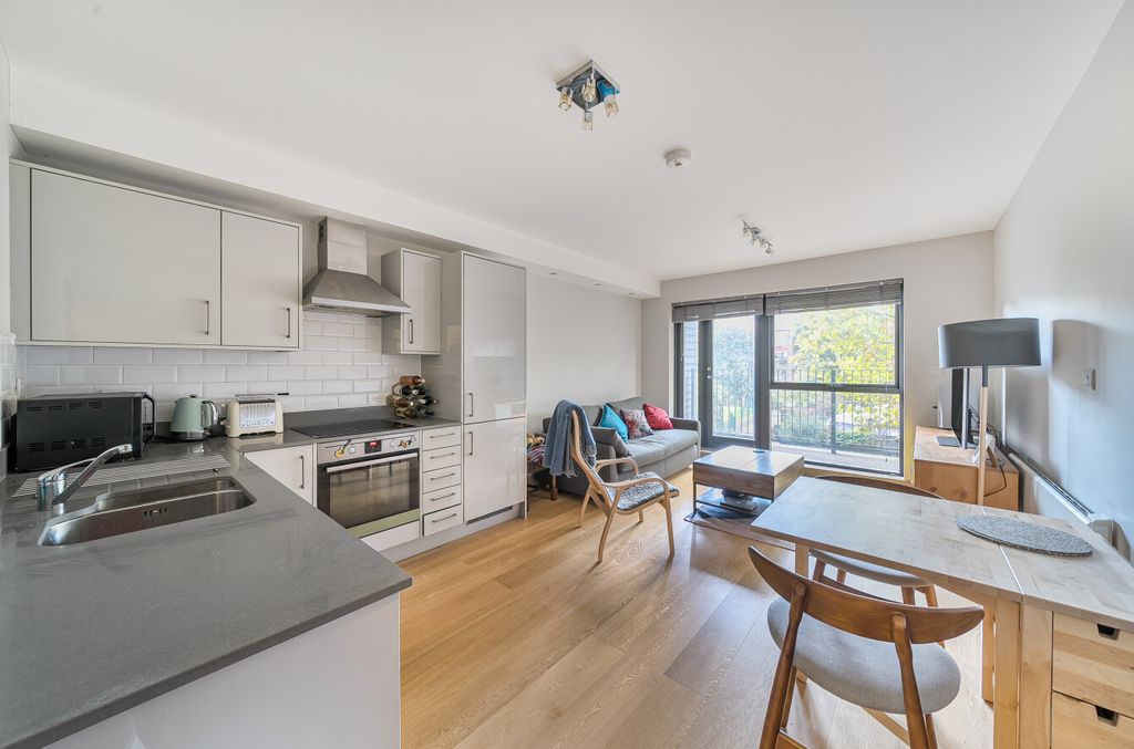 Property photo 2 of 11 1364377-13-68F658...