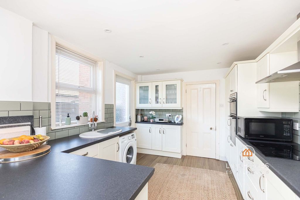 Property photo 2 of 28