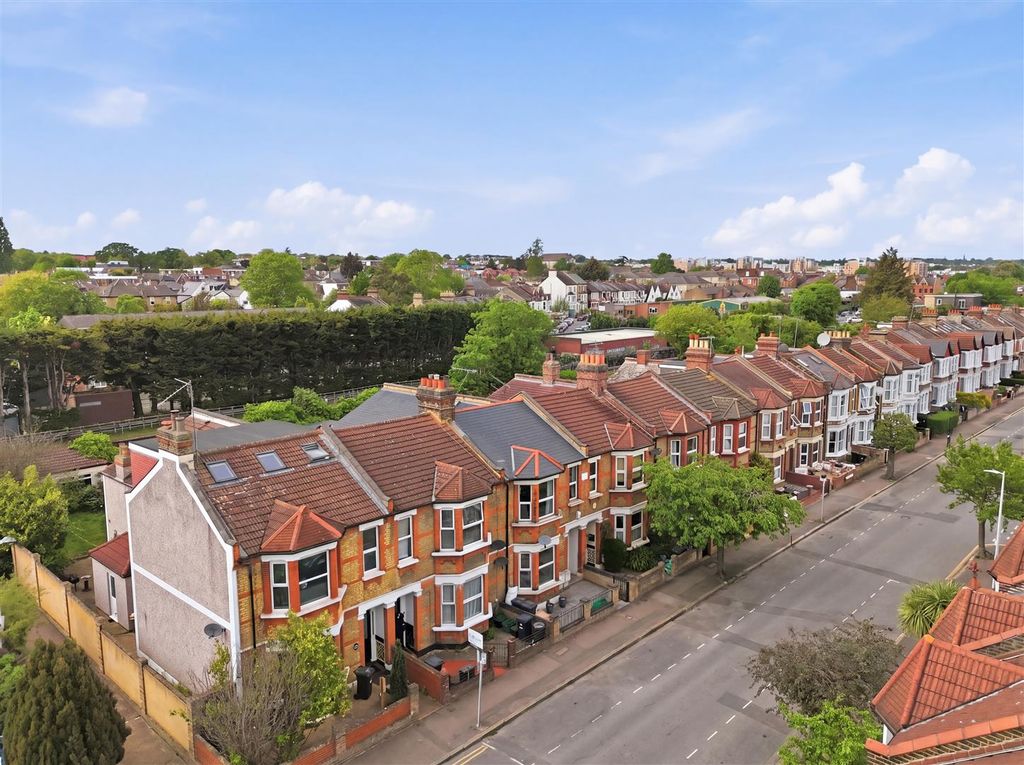 Property photo 2 of 15 5_005_Dji_20260505143137_0024_d_Reedit_Bf032271.Jp