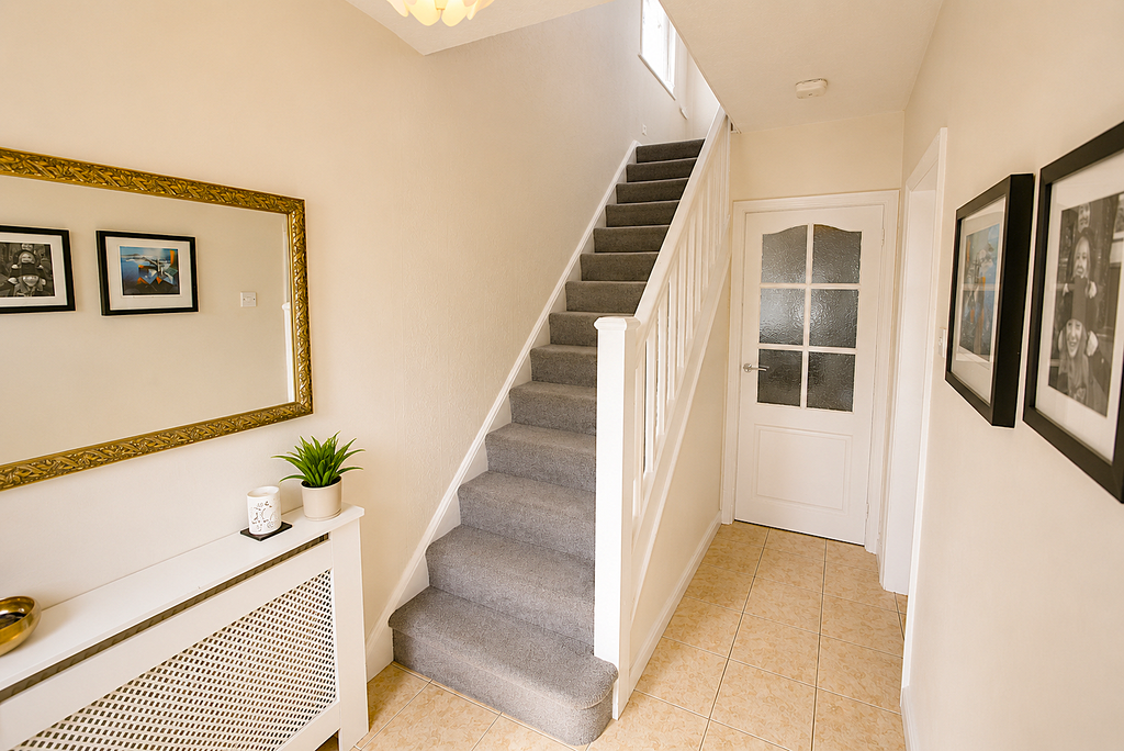 Property photo 3 of 27 Entrance  Hall