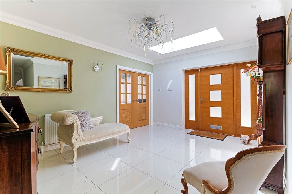 Property photo 2 of 20 Entrance Hall