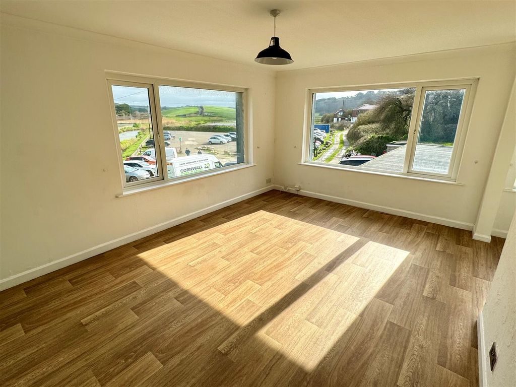 Property photo 2 of 9 4 Riverside Court Lounge