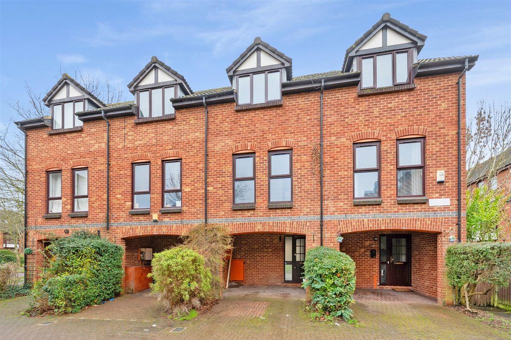 Property photo 1 of 15 Farriers Road