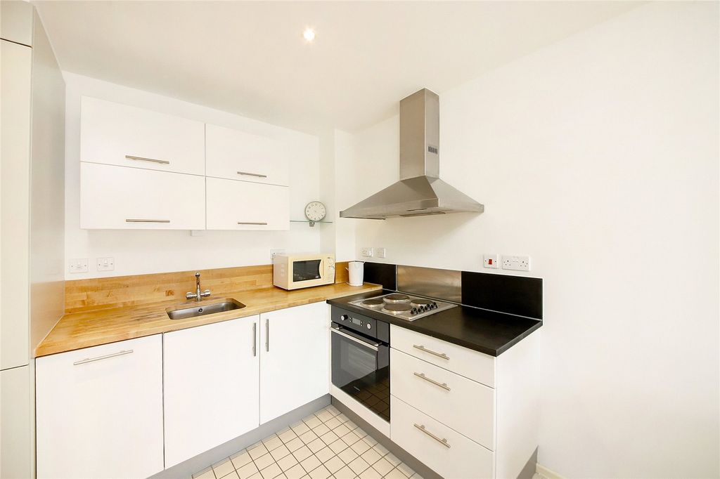 Property photo 3 of 10 Kitchen