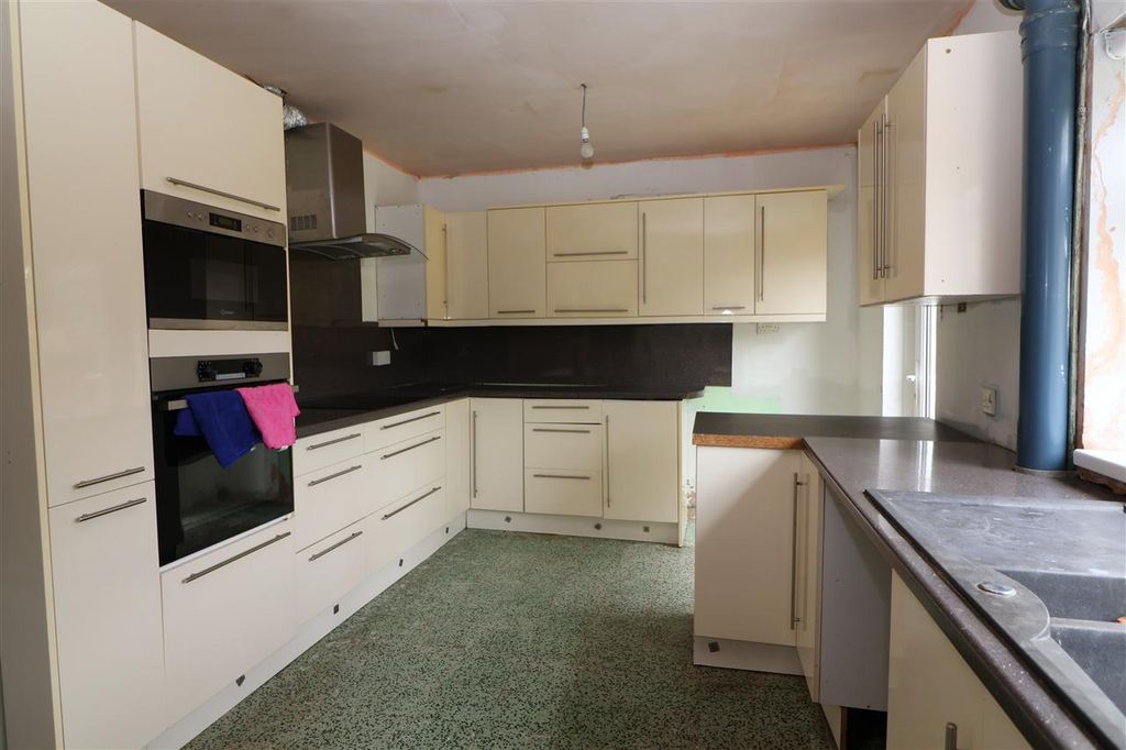 Property photo 3 of 10 Kitchen
