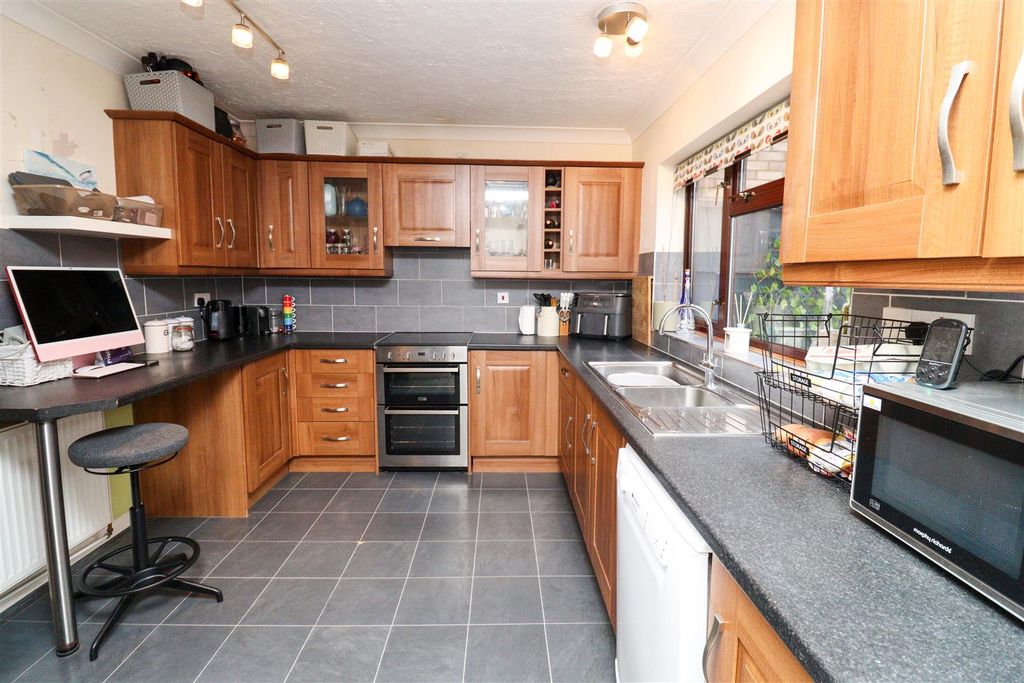 Property photo 3 of 13 Kitchen