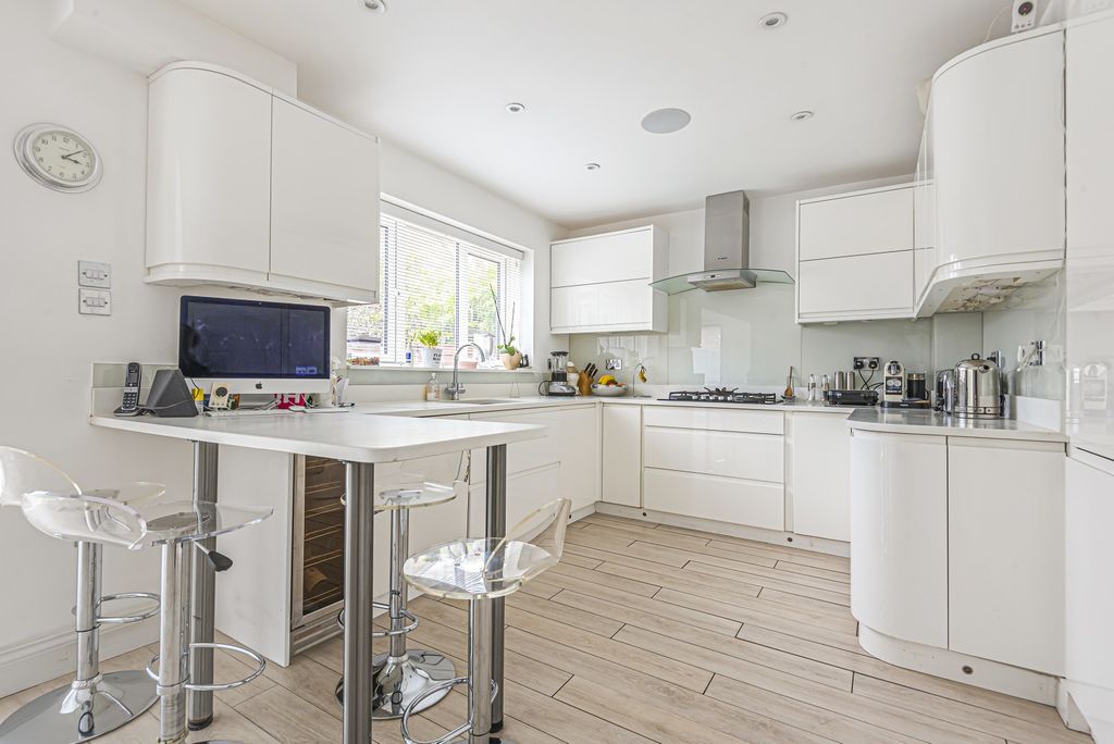 Property photo 2 of 10 Kitchen