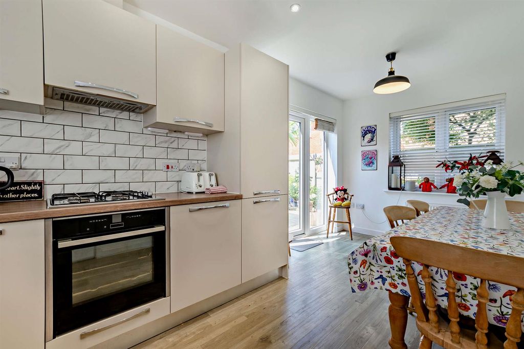 Property photo 3 of 17 8653708-Interior09-800.Jpg