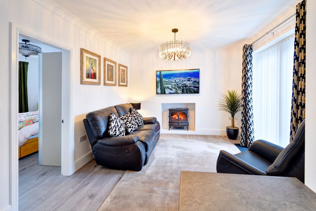 Property photo 1 of 11 Lounge