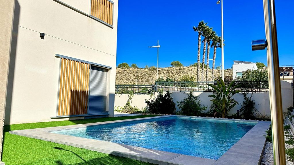 Property photo 2 of 40