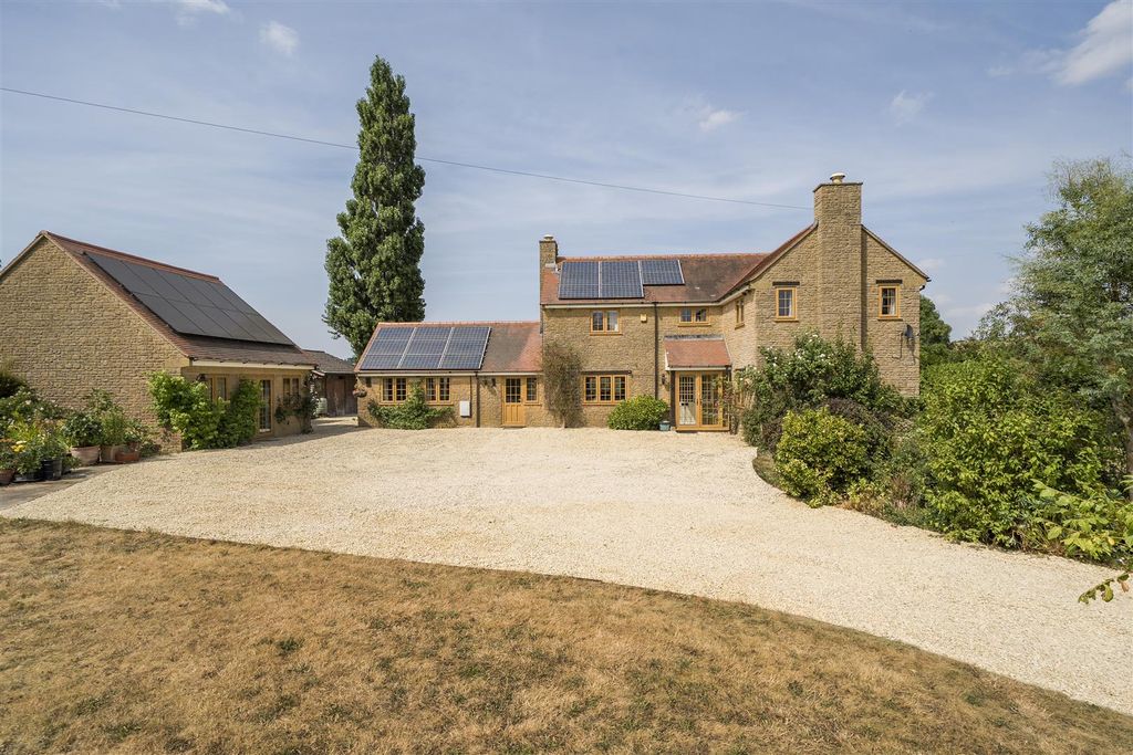 Property photo 1 of 32 Townsend Farmhouse