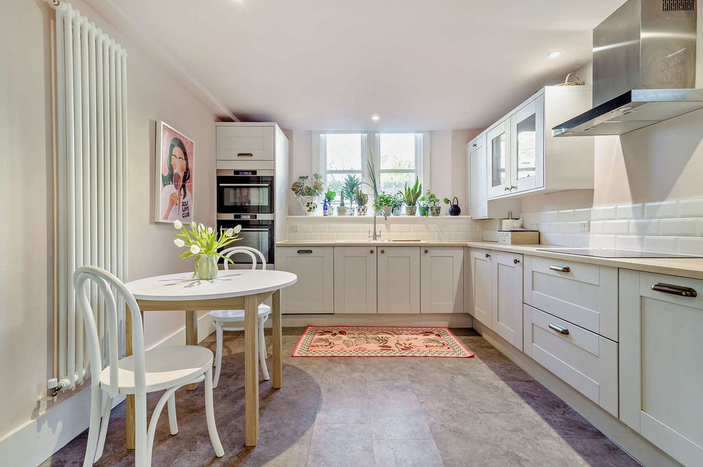 Property photo 2 of 28