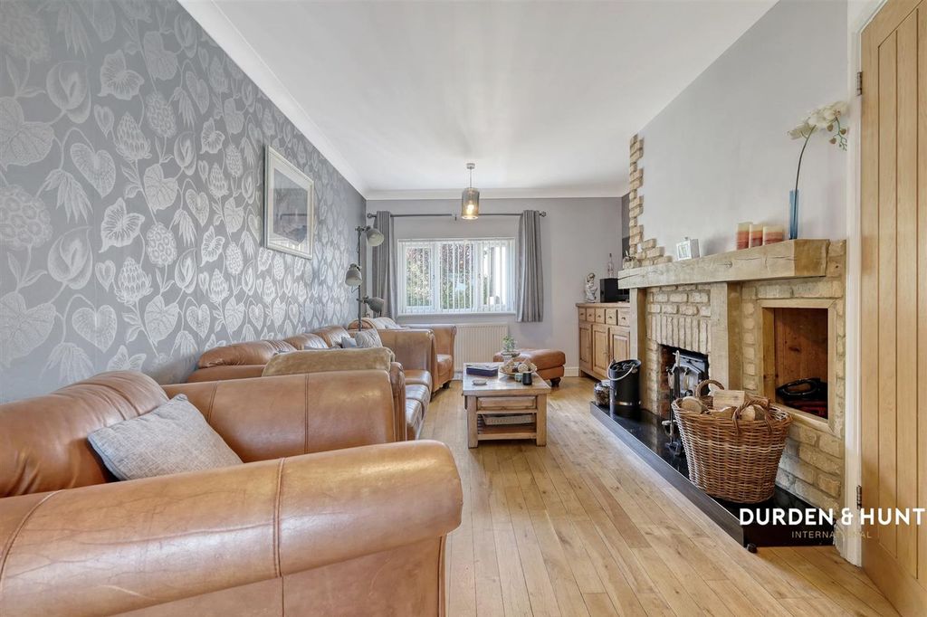 Property photo 3 of 30 Dunmow Road