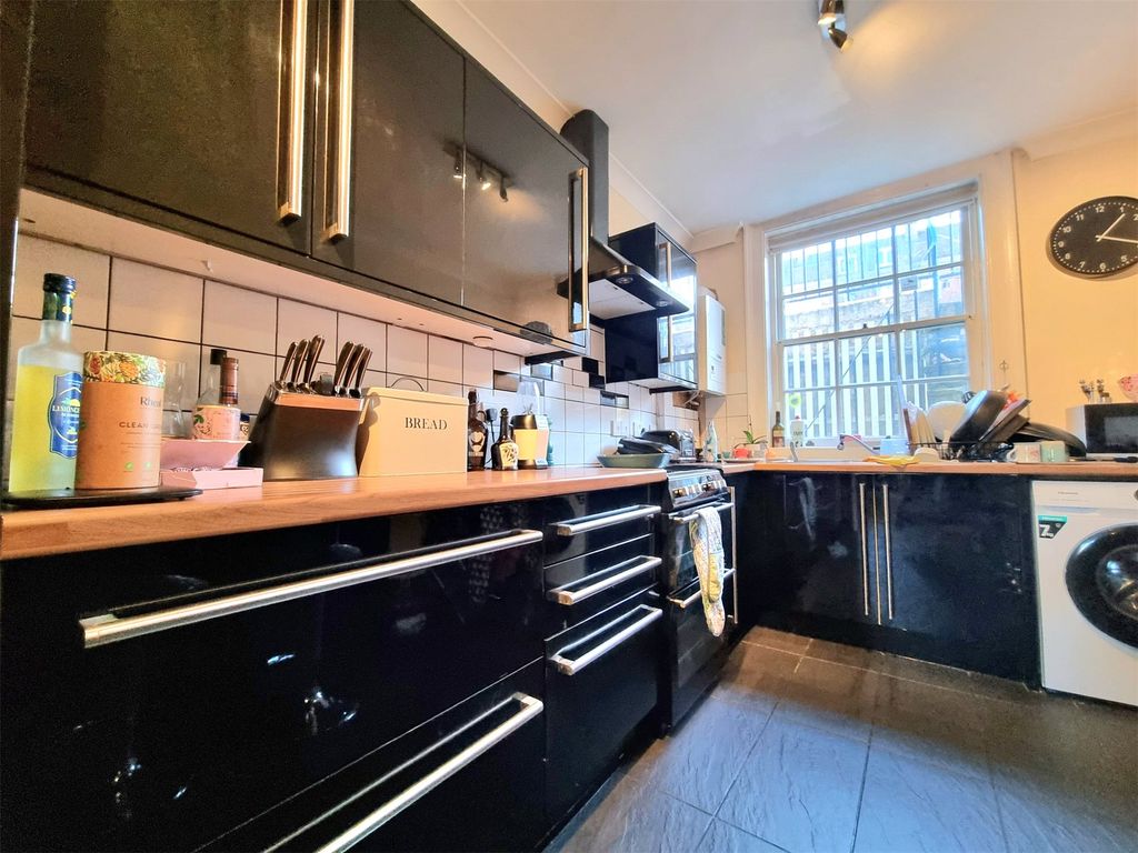 Property photo 3 of 7 Kitchen