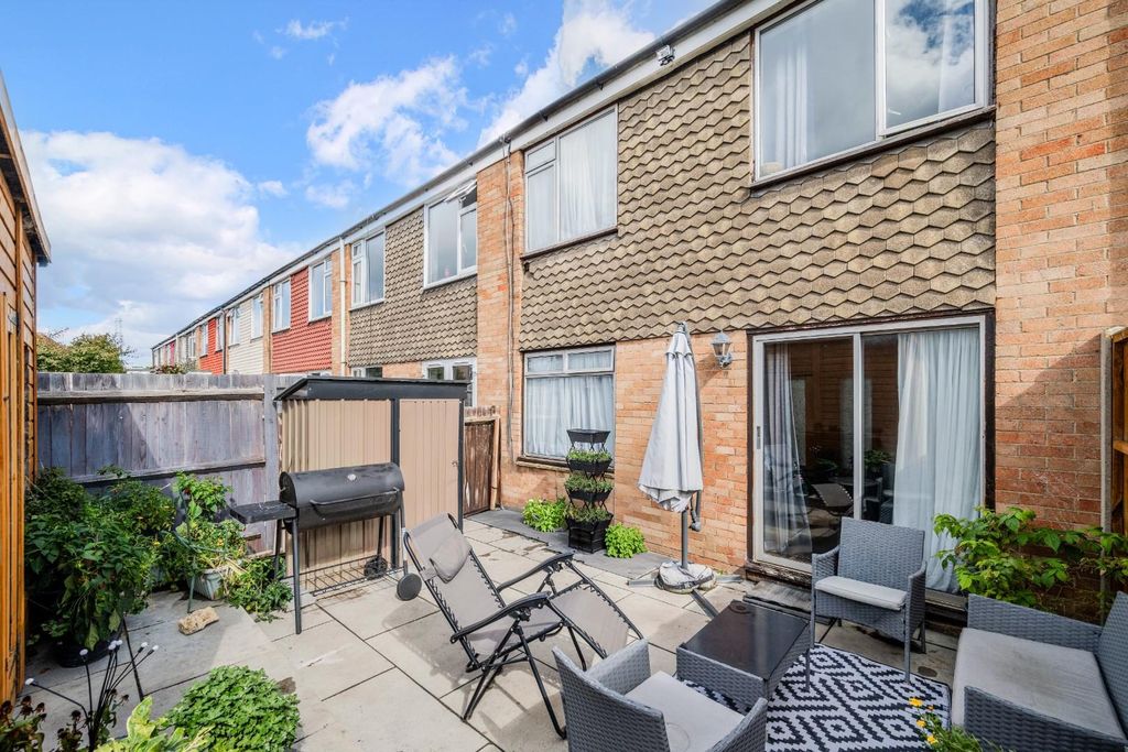 Property photo 2 of 14 Cherwell Court