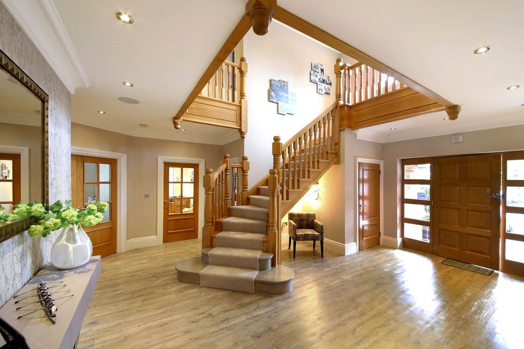 Property photo 3 of 19 Hall