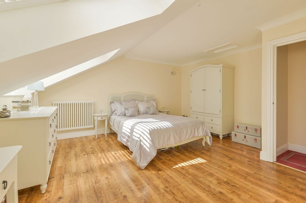 Property photo 2 of 23