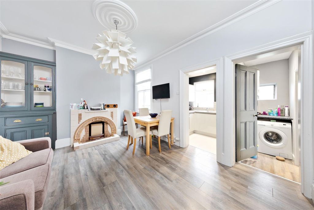 Property photo 2 of 20 Pearcroft Road, E11