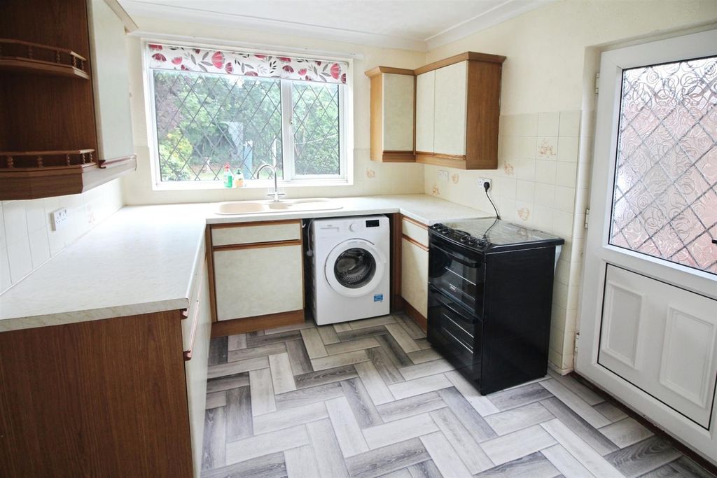 Property photo 3 of 10 Kitchen