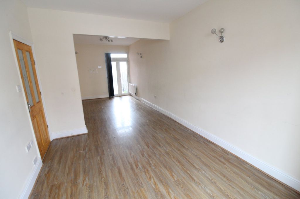 Property photo 2 of 11 Picture No. 05