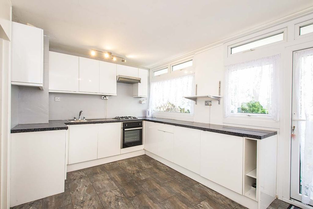 Property photo 3 of 12 Kitchen