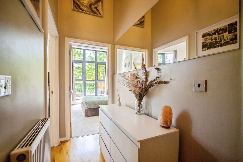 Property photo 2 of 17 Entrance Hall