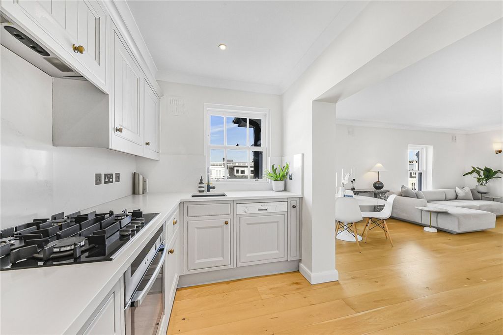 Property photo 3 of 10 Kitchen