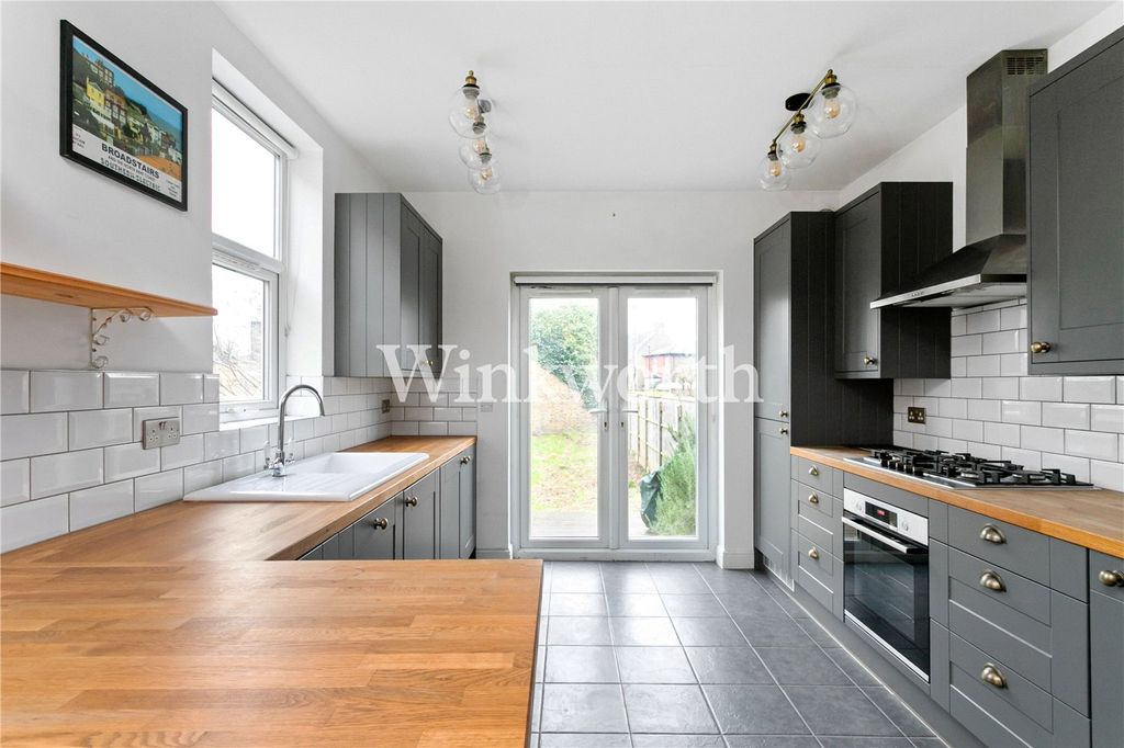 Property photo 3 of 16 Picture No. 12