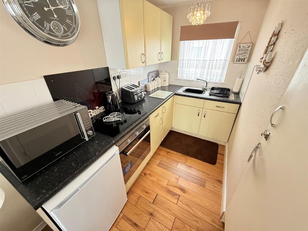 Property photo 3 of 11 Kitchen