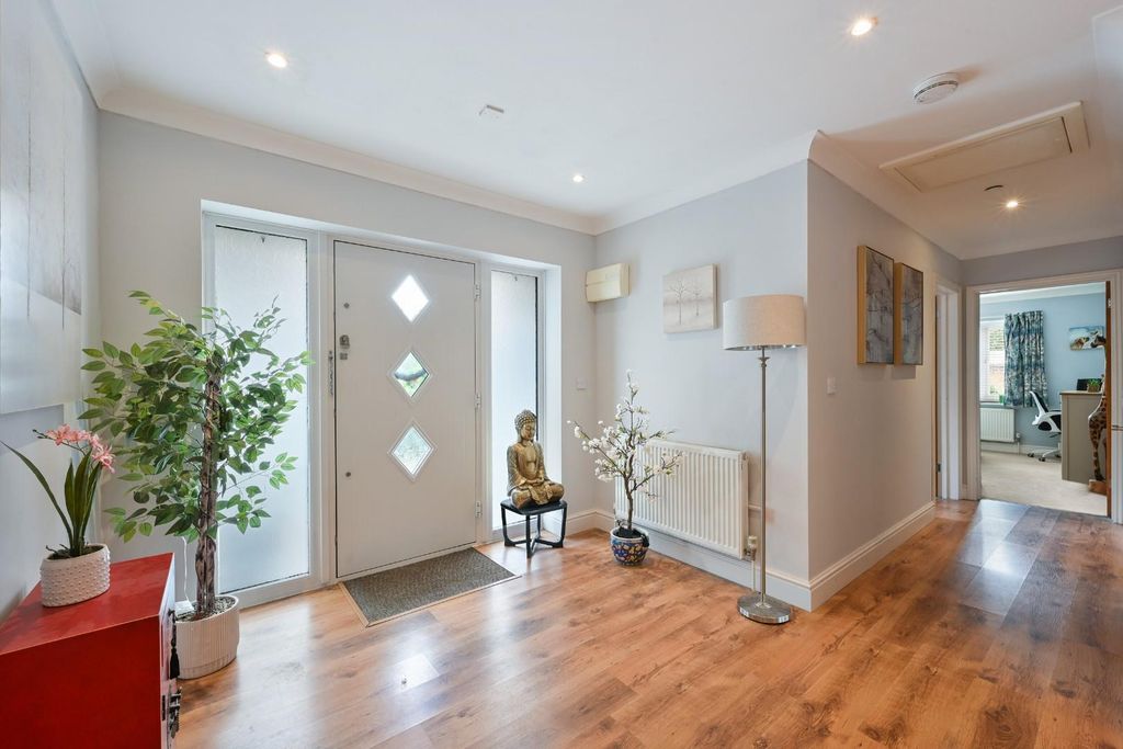 Property photo 3 of 21 Chessington Road