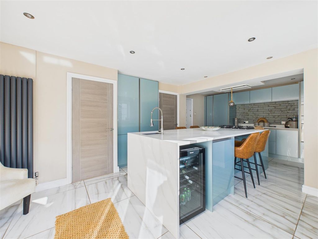 Property photo 3 of 17 Cam02453G0-Pr0152-Still013.Jpg