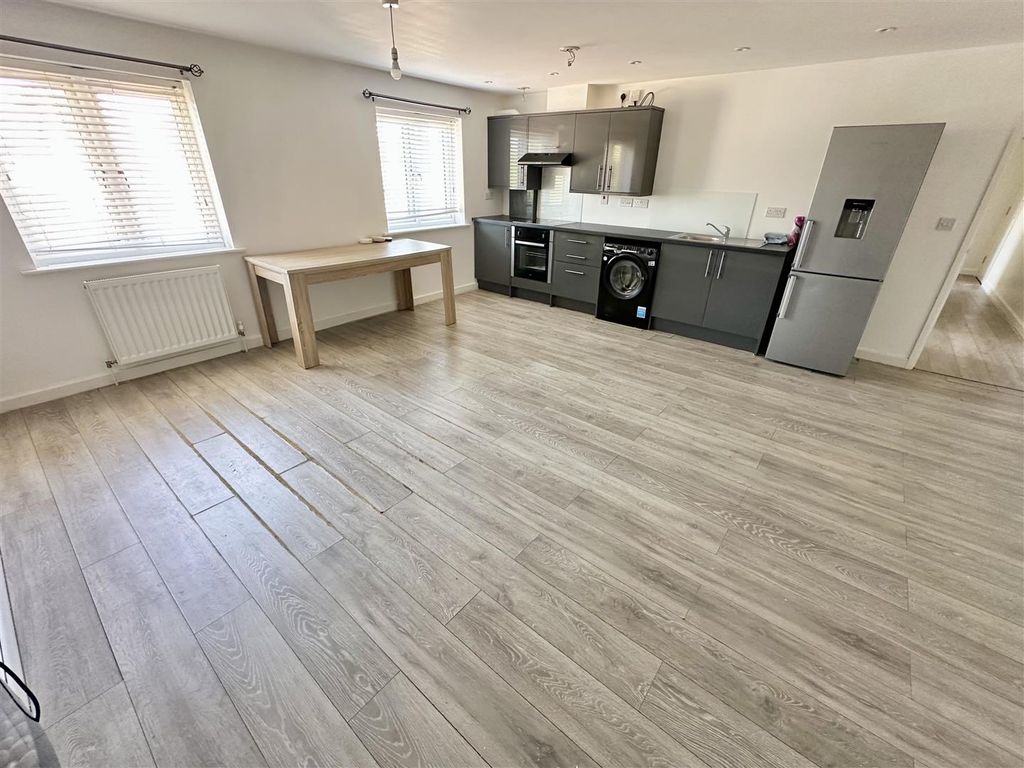 Property photo 2 of 10 Lounge/Kitchen