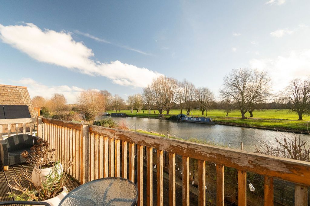 Property photo 2 of 27