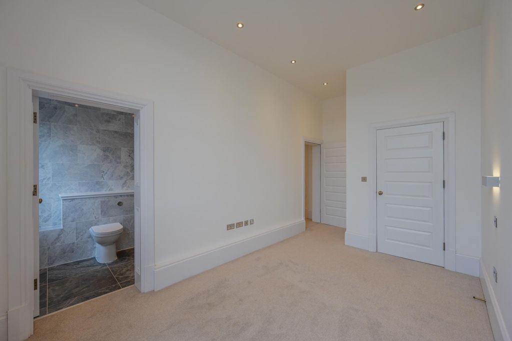 Property photo 3 of 6 Bedroom