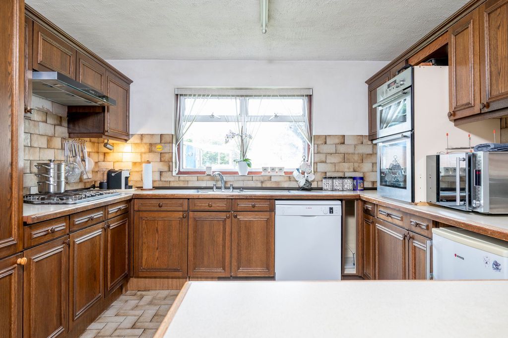 Property photo 2 of 19 Kitchen