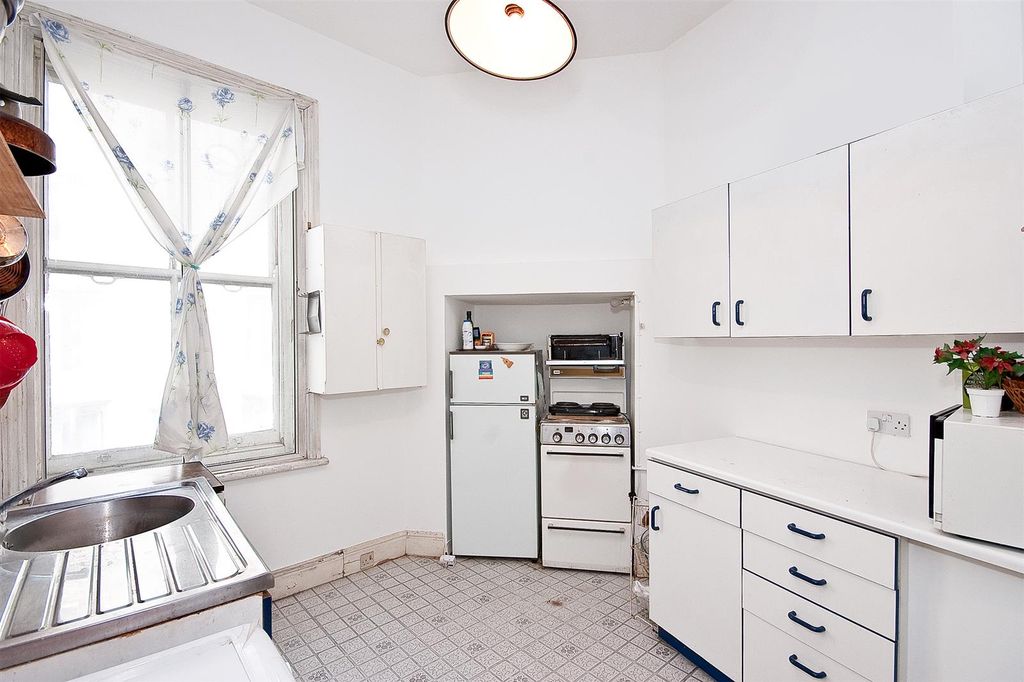 Property photo 2 of 6 Kitchen