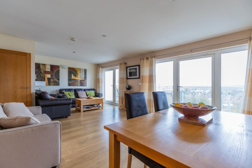 Property photo 3 of 24 Lounge