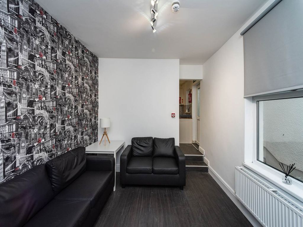 Property photo 3 of 20 Lounge 2