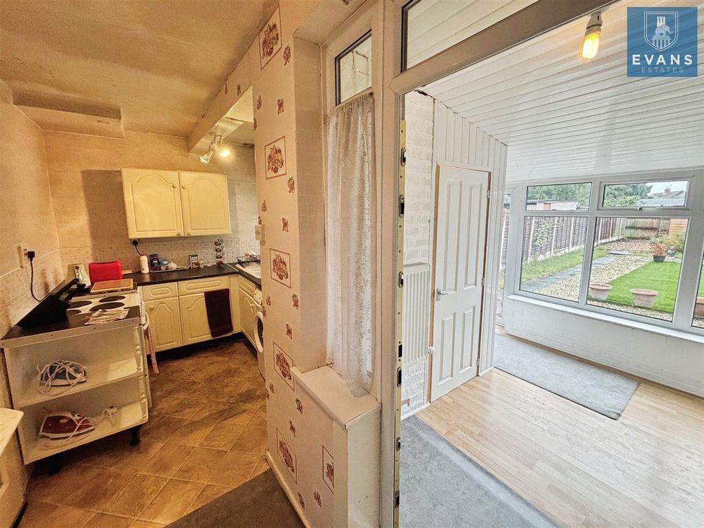 Property photo 3 of 18 Kitchen